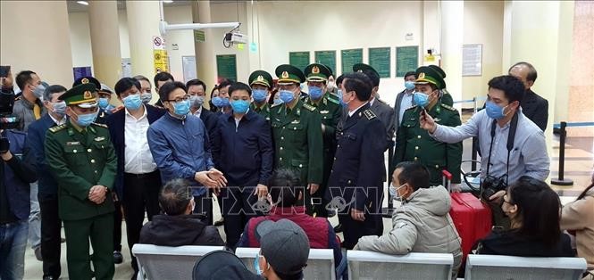 Ngày 2/2, Phó Thủ tướng Chính phủ Vũ Đức Đam cùng đoàn công tác đã đi kiểm tra công tác phòng, chống dịch viên đường hô hấp cấp do chủng mới của virusCorona tại Quảng Ninh.Ảnh: Đức Hiếu/TTXVN