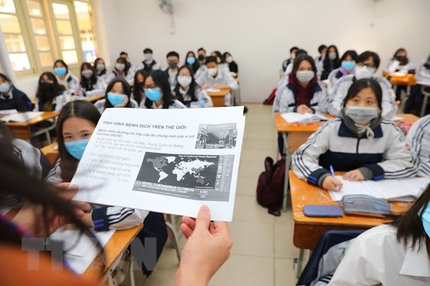 Giáo viên tuyên truyền cách phòng chống dịch viêm phổi cấp do chủng mới của virus Corona (nCoV) đến các học sinh. (Ảnh: Thành Đạt/TTXVN)