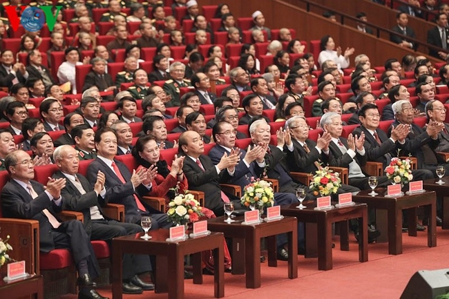Các vị lãnh đạo, nguyên lãnh đạo Đảng, Nhà nước theo dõi Lễ kỷ niệm 90 năm thành lập Đảng Cộng sản Việt Nam. (Ảnh: Quang Vinh)