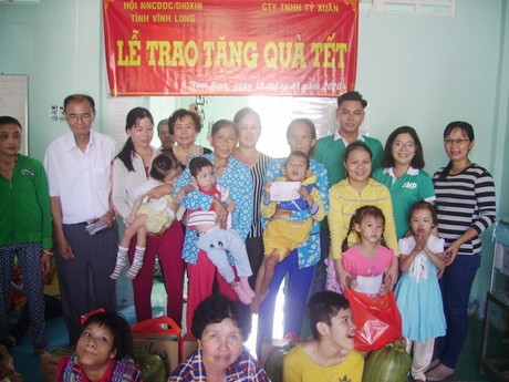 Đại diện Công ty TNHH Tỷ Xuân tặng quà tết cho 24 nạn nhân chất độc da cam/dioxin tại Trung tâm Phục hồi chức năng huyện Tam Bình.