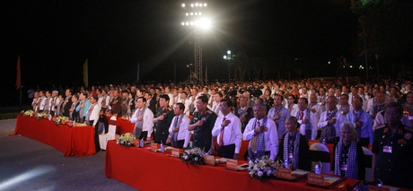 Lãnh đạo Đảng, Nhà nước và lãnh đạo các tỉnh- thành phía Nam cùng nhân dân tham gia cầu truyền hình tại tỉnh Vĩnh Long.