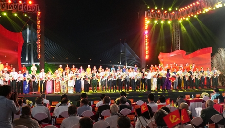 Các đồng chí lãnh đạo Đảng, Nhà nước trao kỷ niệm chương 90 năm Đảng Cộng sản Việt Nam và tặng hoa chúc mừng cho các cấp ủy, tổ chức đảng và đảng viên tiêu biểu tại điểm cầu tỉnh Vĩnh Long.
