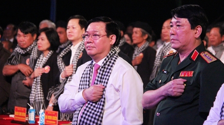Phó Thủ tướng Chính phủ Vương Đình Huệ (áo trắng) tham dự tại điểm cầu Vĩnh Long.