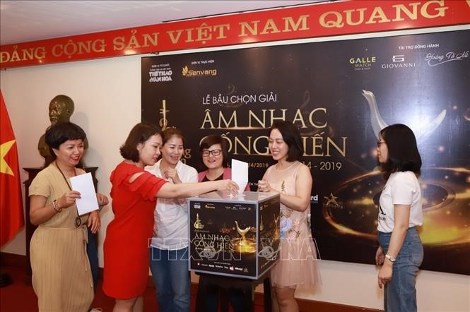 Các nhà báo ở Hà Nội tham gia bỏ phiếu bình chọn giải thưởng Âm nhạc Cống hiến lần thứ 14 năm 2019. Ảnh: Hoàng Hùng/TTXVN