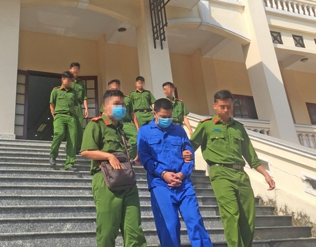 Lực lượng công an áp giải bị cáo Nguyễn Văn Mến.