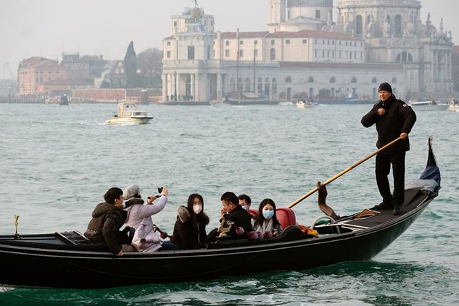 Du khách đeo khẩu trang khi ngắm cảnh tại Venice, Italy.