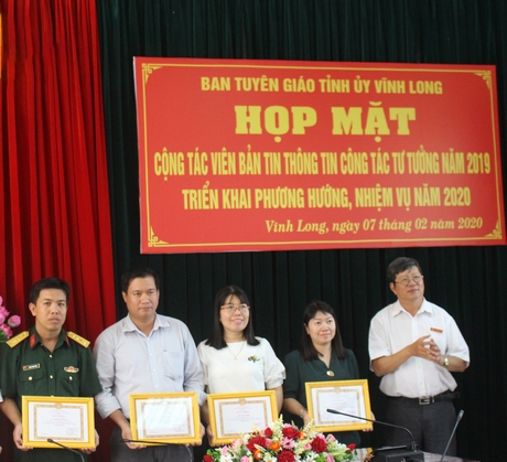 Phó Trưởng Ban Tuyên giáo Tỉnh ủy Nguyễn Văn Săn trao giấy khen cho các tập thể và cá nhân cộng tác viên có nhiều đóng góp cho Bản tin thông tin công tác tư tưởng năm 2019.