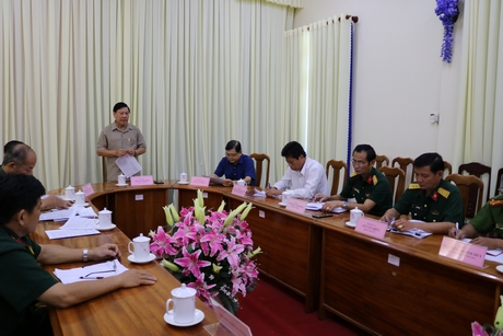 Đoàn kiểm tra tuyển quân làm việc với Hội đồng Nghĩa vụ quân sự huyện Vũng Liêm.