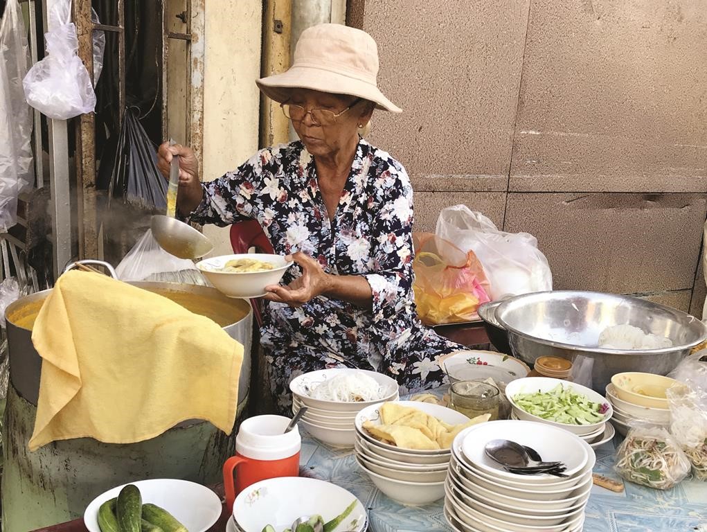 Bà Hoa đang bán bún nước kèn cho thực khách