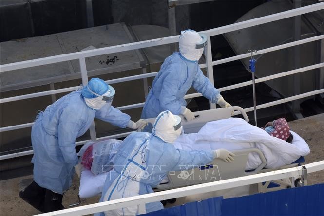 Chuyển bệnh nhân viêm đường hô hấp cấp do virus Corona chủng mới (2019-nCoV) tới bệnh viện dã chiến ở Vũ Hán, Trung Quốc ngày 4/2/2020. Ảnh: THX/TTXVN