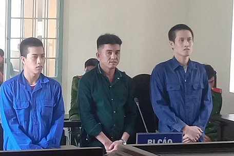 Các bị cáo Chiến, Cần và Nhân (từ trái sang) tại phiên tòa sơ thẩm.