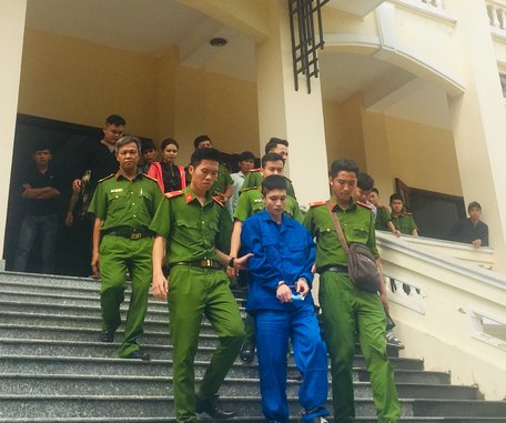 Lực lượng công an áp giải bị cáo Cao Văn Nam.