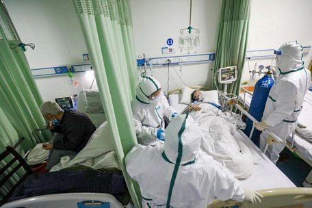 Chăm sóc bệnh nhân nCoV ở Vũ Hán, Trung Quốc. Ảnh: Reuters.