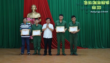 Ông Đặng Văn Lượng- Chủ tịch UBND TP Vĩnh Long khen thưởng những gia đình tiêu biểu trong công tác tuyển chọn gọi công dân nhập ngũ và quân nhân xuất ngũ trở về tại phường 9 (TP Vĩnh Long).