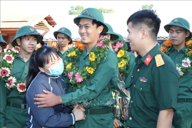  Thanh niên Bình Dương chia tay người thân lên đường nhập ngũ. Ảnh: Nguyễn Văn Việt/TTXVN