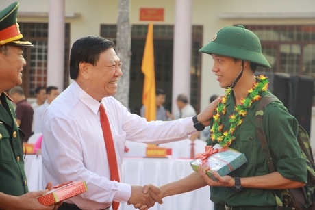 Bí thư Tỉnh ủy- Trần Văn Rón tặng quà cho tân binh TP Vĩnh Long (hình này để ngoài)