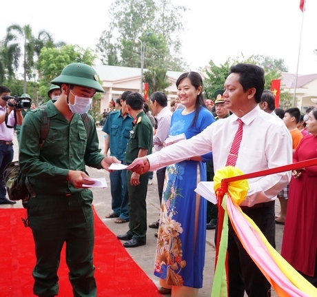 Tân binh huyện Long Hồ cũng được tặng nhiều phần quà ý nghĩa.