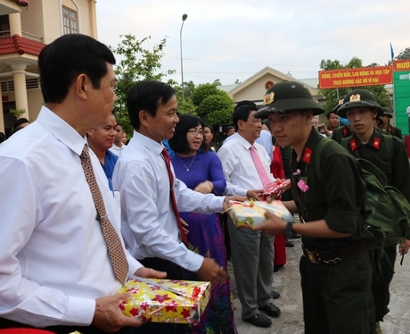 Tân binh huyện Tam Bình hăng hái lên đường bảo vệ Tổ quốc.