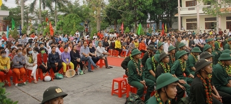 Tại TP Vĩnh Long, rất đông gia đình tân binh tham dự lễ giao nhận quân.
