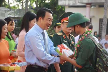 Chủ tịch UBND tỉnh- Lữ Quang Ngời tặng quà cho tân binh TP Vĩnh Long.