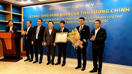 Do tổ bay đang cách ly đề phòng dịch COVID-19 nên lãnh đạo Vietnam Airlines đã thay mặt nhận bằng khen của Thủ tướng Chính phủ trao tặng. (Ảnh: Việt Hùng/Vietnam+)
