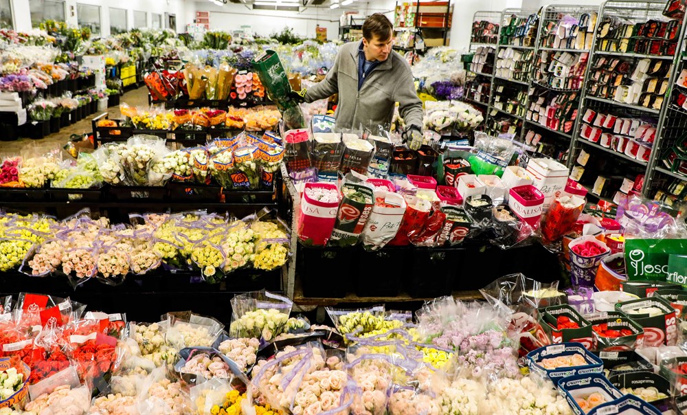  Hoa được bày bán trước thềm ngày Lễ tình yêu Valentine tại chợ hoa ở Chicago, Mỹ, ngày 12/2/2020. (Nguồn: THX/TTXVN)