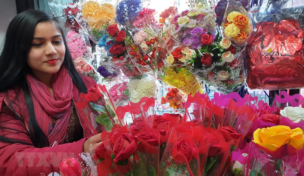  Hoa được bày bán trước thềm ngày Lễ tình yêu Valentine tại Kathmandu, Nepal, ngày 11/2/2020. (Nguồn: THX/TTXVN)