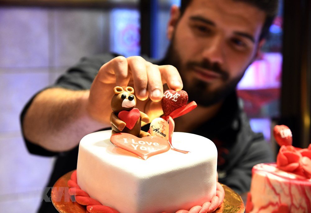  Bánh gatô dành cho ngày Lễ tình yêu Valentine tại một cửa hàng bánh ở Damascus, Syria, ngày 12/2/2020. (Nguồn: THX/TTXVN)