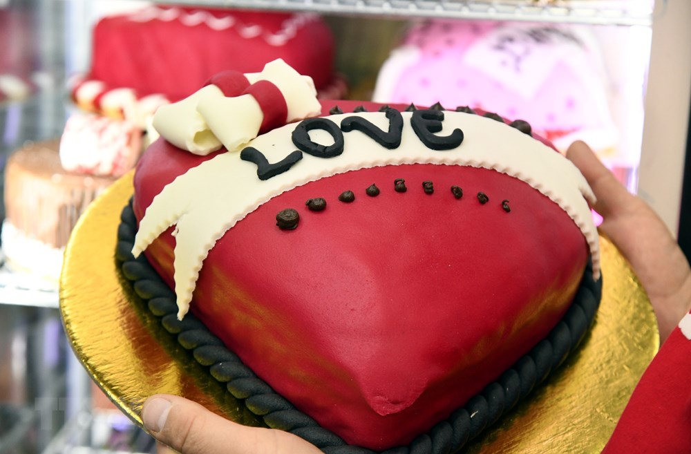  Bánh gatô dành cho ngày Lễ tình yêu Valentine tại một cửa hàng bánh ở Damascus, Syria, ngày 12/2/2020. (Nguồn: THX/TTXVN)