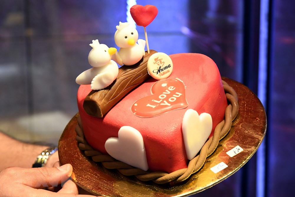  Bánh gatô dành cho ngày lễ tình yêu Valentine tại một cửa hàng bánh ở Damascus, Syria, ngày 12/2/2020. (Nguồn: THX/TTXVN)