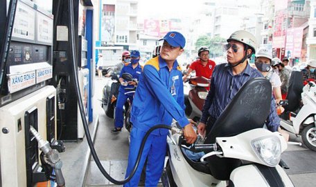 Giá xăng, dầu được điều chỉnh giảm mạnh trong ngày 14/2. (Ảnh minh họa: KT)