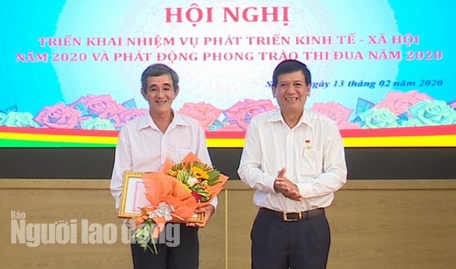  Ông Võ Thanh Tùng, Chủ tịch UBND TP Sa Đéc tặng bằng khen cho ông Thanh