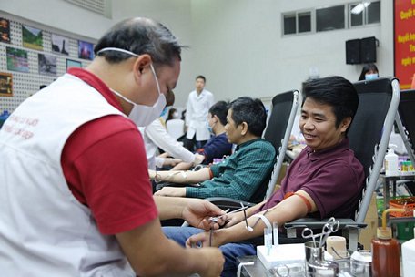 Nhiều tấm lòng thiện nguyện đã hiến máu cứu bệnh nhân.