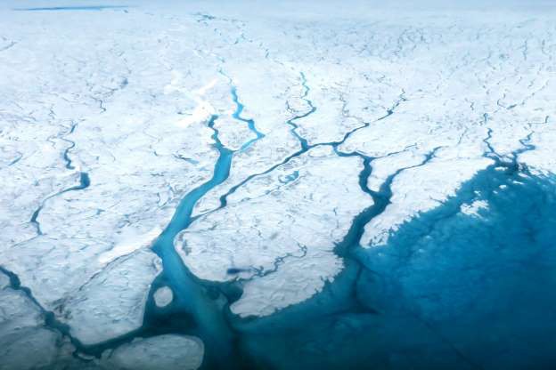 Khoảng 99% băng nước ngọt trên Trái Đất nằm ở các phiến băng Nam Cực và Greenland. Trong ảnh là các phiến băng ở Greenland.