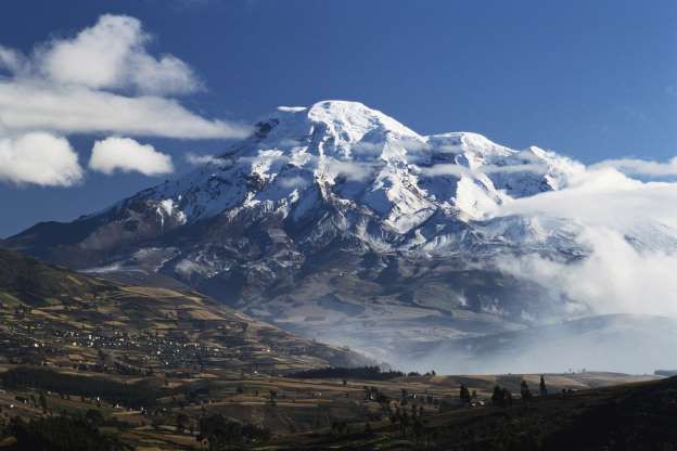 Ngọn núi gần không gian vũ trụ nhất không phải đỉnh Everest mà là đỉnh Chimbozaro (trong ảnh) ở Ecuador. Dù Chimbozaro chỉ cao 6.263m, còn Everest cao 8.850m, nhưng Chimbozaro vươn xa hơn vào vũ trụ do nằm ở vị trí Xích Đạo.