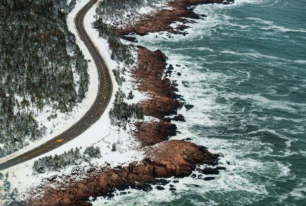 Quốc gia có đường bờ biển lớn nhất thế giới là Canada, với đường bờ biển trải dài 202.080km. Trong ảnh là bờ biển Cape Breton của Canada.