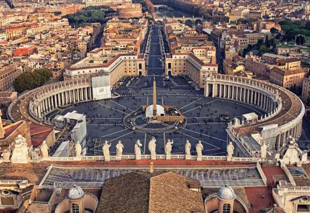 Vatican là đất nước nhỏ nhất thế giới với diện tích chỉ 0,44 km vuông.