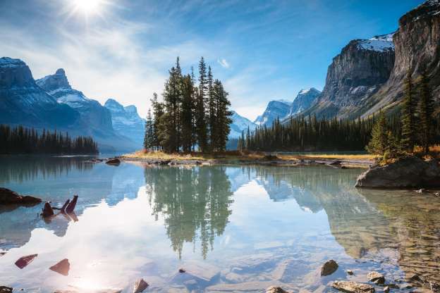 Canada là nhà của hơn một nửa số hồ tự nhiên trên thế giới, với tổng cộng 31.752 hồ, Ngoài ram 9% diện tích Canada được che phủ bởi nguồn nước ngọt. Trong ảnh là Hồ Maligne ở Công viên Quốc gia Jasper, Canada.