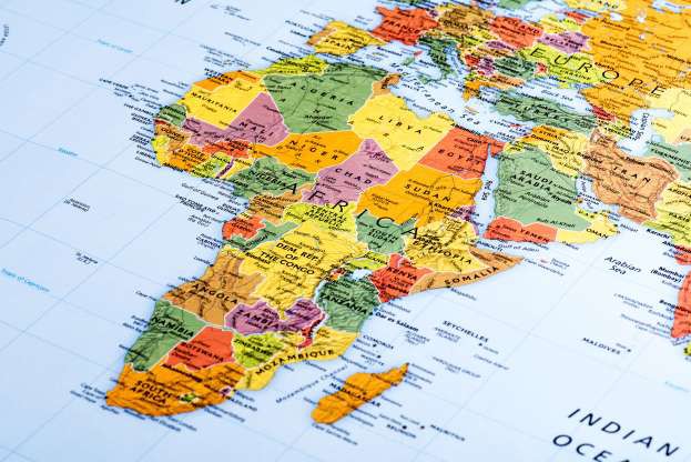 Châu Phi là lục địa duy nhất nằm trên cả 4 bán cầu và cũng là lục địa duy nhất có cả Xích đạo và Kinh tuyến gốc chạy qua.
