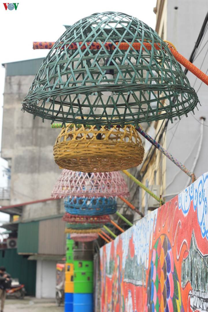 Những chiếc bu gà bỏ đi ở chợ Long Biên được các nghệ sĩ tái sử dụng cho những tác phẩm nghệ thuật đầy màu sắc.