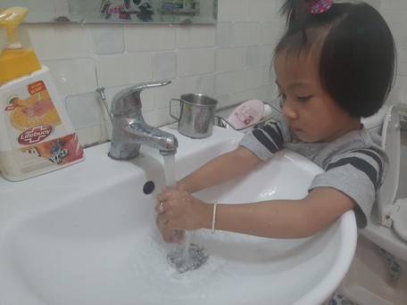 Các chuyên gia y tế khuyến cáo, ở gia đình, việc vệ sinh cho trẻ là cực kỳ quan trọng, phải rửa tay cho trẻ bằng xà bông dưới vòi nước (hoặc nước rửa tay khô); khi trẻ đi ra ngoài phải đeo khẩu trang.