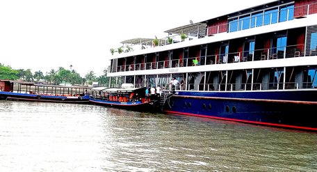 Du thuyền mang quốc tịch nước ngoài đang neo đậu trên sông Cổ Chiên và cho khách tham quan 4 xã cù lao Long Hồ, ngày 10/2/2020.
