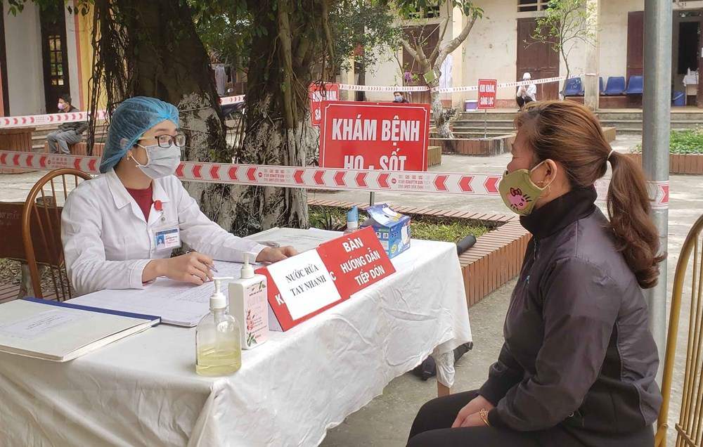  Người dân tới khám bệnh tại Trạm y tế xã Sơn Lôi. (Ảnh: Hoàng Hùng/TTXVN)
