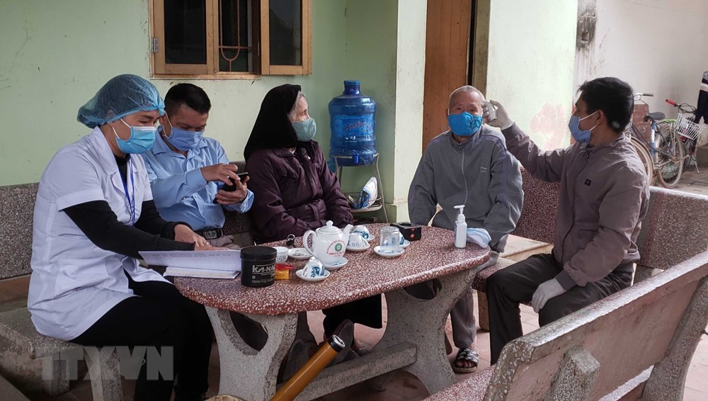  Người dân thôn Lương Câu được giám sát sức khỏe tại nhà. (Ảnh: Hoàng Hùng/TTXVN)