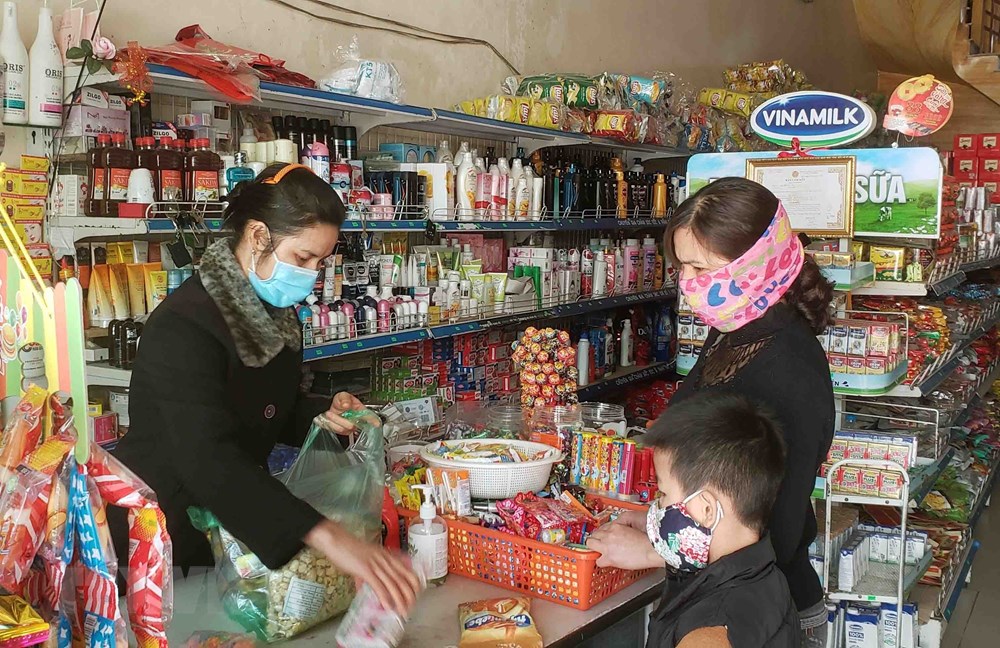  Người dân mua hàng tại một cửa hàng tạp hóa xã Sơn Lôi. (Ảnh: Hoàng Hùng/TTXVN)