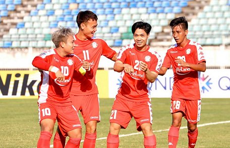 Công Phượng ăn mừng bàn thắng giúp TP Hồ Chí Minh gỡ hòa 2-2 trên sân của Yangon United ngày 11/2.