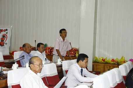 Các đại biểu đóng góp ý kiến cho đại hội.