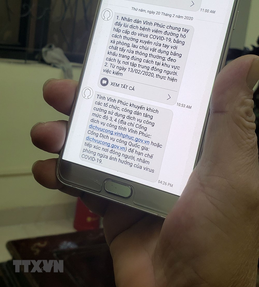  Ban Chỉ đạo phòng, chống dịch COVID-19 của tỉnh Vĩnh Phúc thường xuyên gửi tin nhắn tới điện thoại của người dân để tuyên truyền phòng, chống dịch. (Ảnh: Hoàng Hùng/TTXVN)
