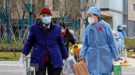 Bệnh nhân nhiễm COVID-19 xuất viện sau khi được chữa khỏi tại bệnh viện ở Vũ Hán, tỉnh Hồ Bắc, Trung Quốc, ngày 19/2/2020. (Ảnh: THX/TTXVN)