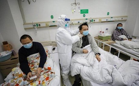 Chăm sóc bệnh nhân Covid-19 ở Trung Quốc. Ảnh: NYT.